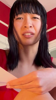 Asia Domme Merintih Kertas