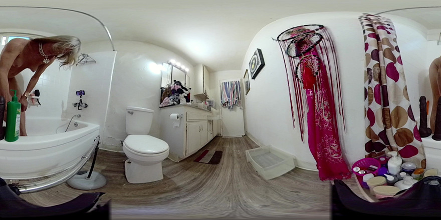 Lizzy Yum: Lizzy yum VR July 2025 Dilatando il bagno amatoriale al limite...