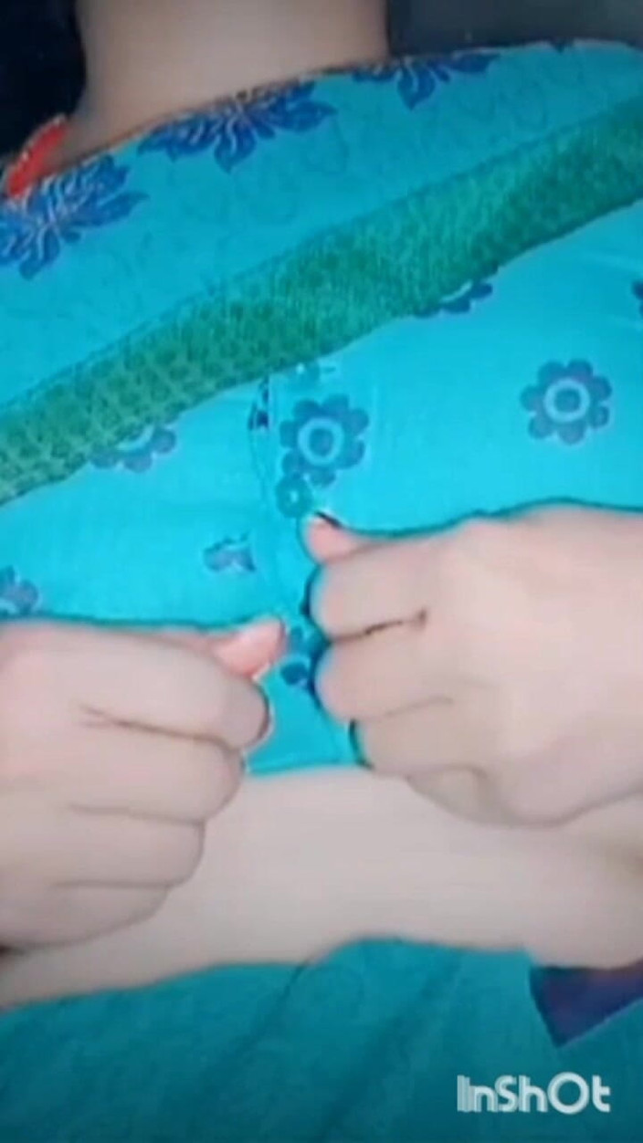 TricolorMusic3: Sari bhabhi看起来非常热辣性感,她的酷屁股非常热辣,她的阴户非常热辣粉红色