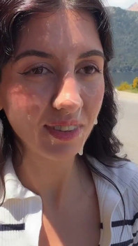चेहरे पर सह और झाड़ियों में जोखिम भरा सेक्स के साथ सार्वजनिक चलना
