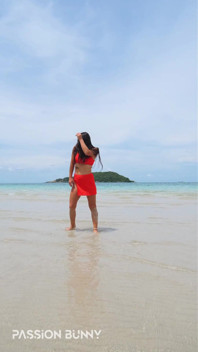 Orange Bikini-spaß Und Schönheit, Die Am Strand Blank Zieht