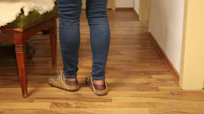 KimisWorld: Nilon &amp; Seluar Jeans Kurus - Menggantung dalam Sandal Klasik