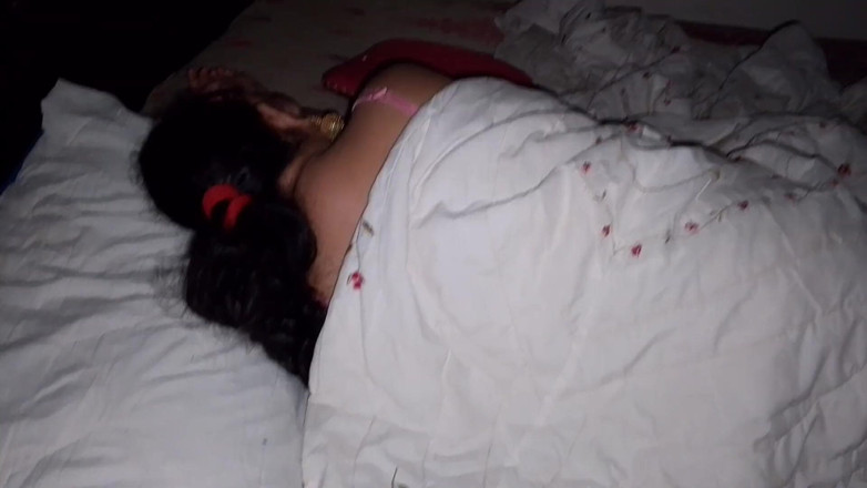 QueenbeautyQB: Intrând în camera mamei vitrege indiene sub pretextul că este speriată...