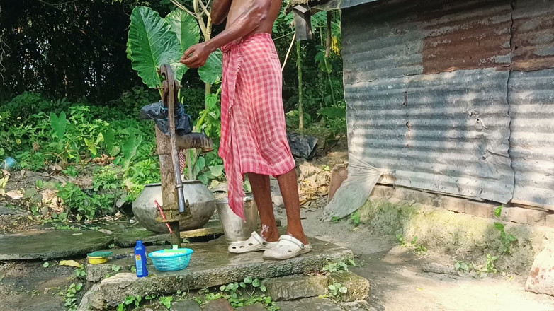 Ranjit Roy: Tha Guy Is to Hot Love This Style Bath