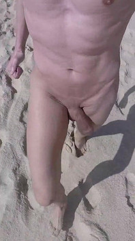 Plajda boner ile çıplak koşuyor 1