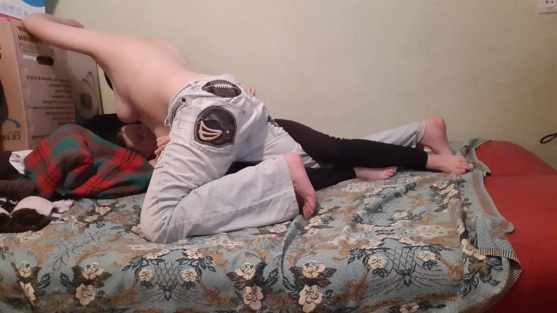 Lesbian-candys: Zatímco se moje nevlastní matka o mě tře, lízám jí...