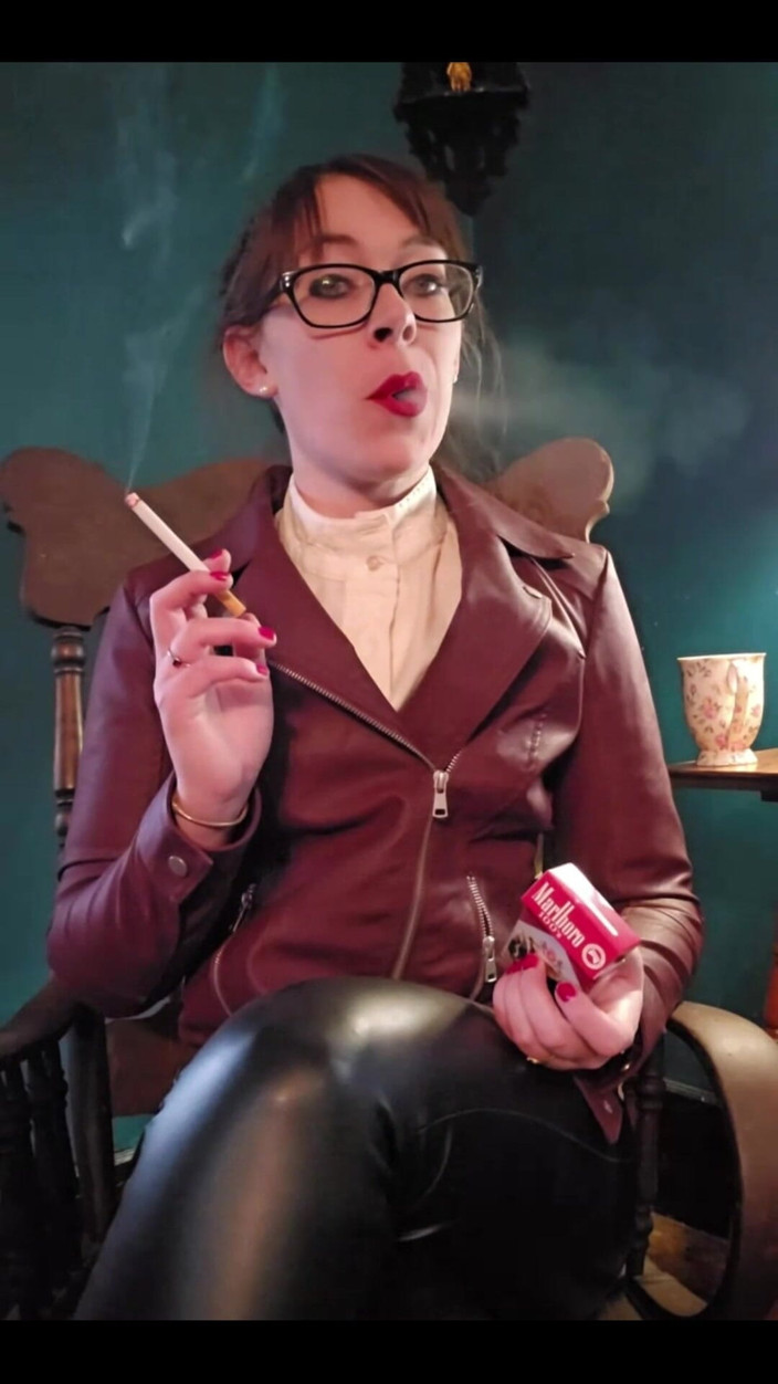 MistressThrope: Leather Smoking