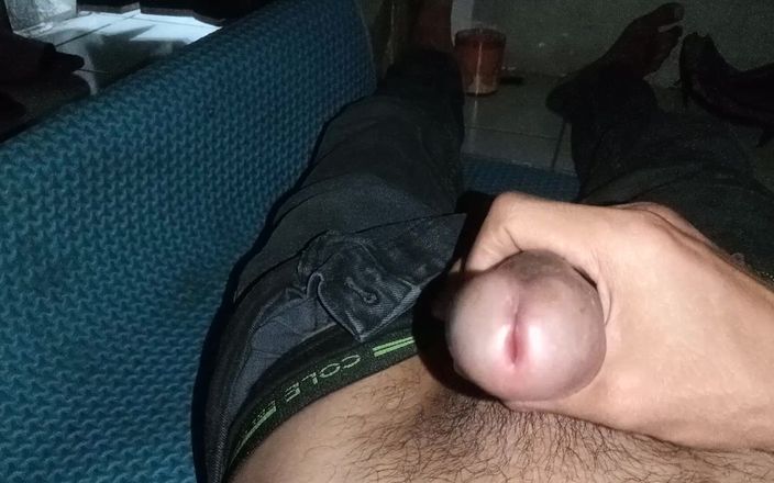 KingLeo: Il ragazzo adolescente carino si masturba prima di andare al...