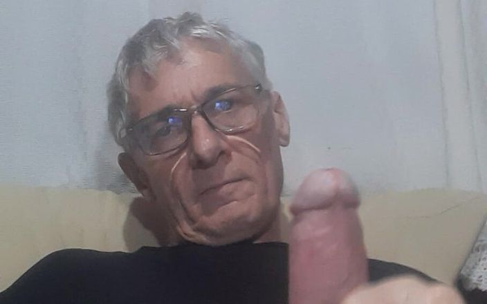Big uncut hard cock: Aku lagi asik ngocok kontolku untuk kamu