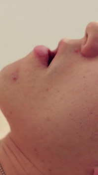 Druipend creampie poesje gevingerd - elke druppel schoonlikken