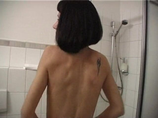 Lucky Wankerz: Tengere slet geniet van haar natte kut onder de douche