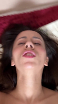 Pov tu mi guardi mentre mi masturbo oliato