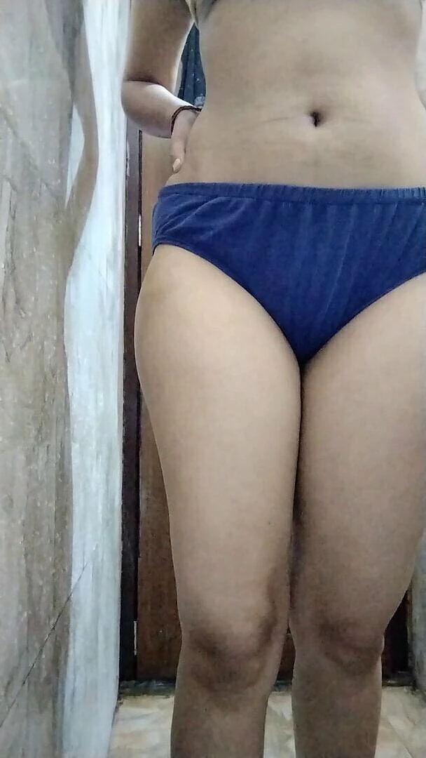 Riyathakur: Jovem universitária tomando banho apertado de buceta com umbigo quente