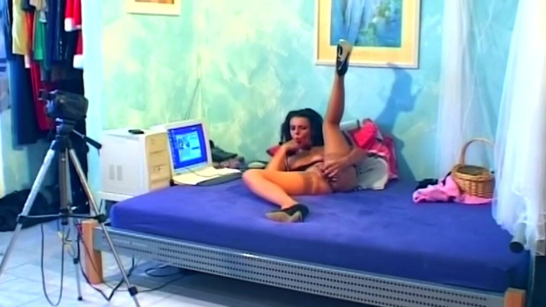 NAUGHTYPOLSKA: Sultry Si rambut coklat dildo mengongkek pantat semasa menjilat kasut...