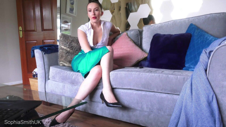 SophiaSmithUK: Zapato provoca descalzo cornudo