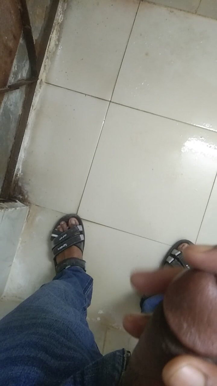 Viral_tiktokar: Když jsem byla v koupelně kanceláře, šla elektřina