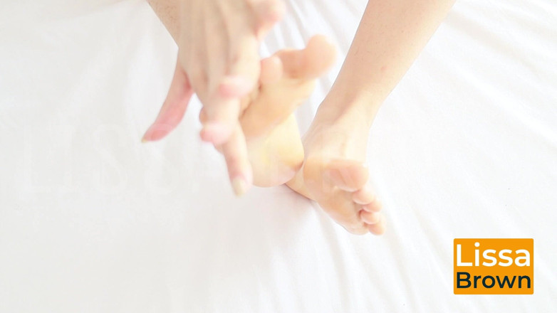 Lissa Brown: Cha kế lấp đầy đôi chân của tôi với sữa của anh ấy