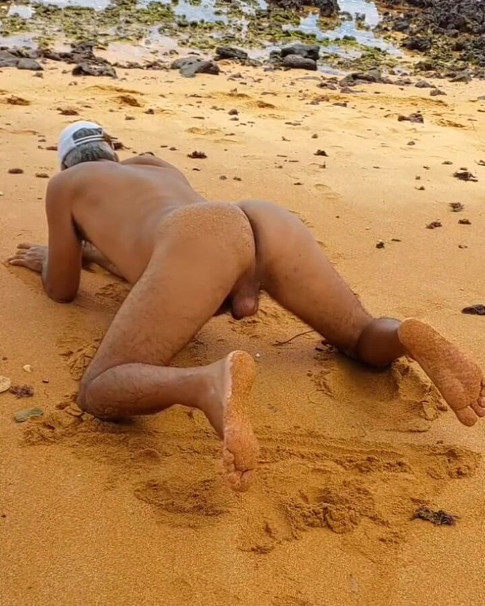 Ladysilvas: Ladysilva khỏa thân trên bãi biển khoe cặp mông rám...