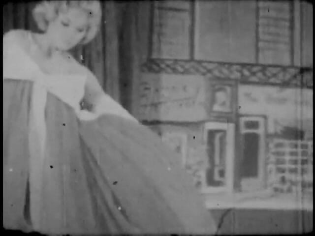 Vintage Usa: Des MILF vintage sexy se déshabillent sensuellement