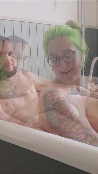Elizabeth Hunny: Real Couple Romantic Bathtub Blowjob