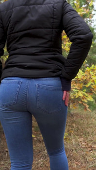 Amatör tonåring i blå jeans retar hennes tajta röv i skogen
