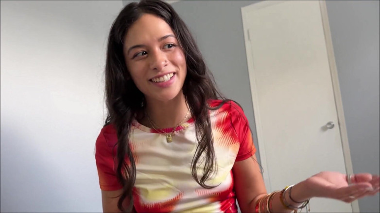 Alex Adams: Pequeña compañera de cuarto latina quiere follar - Luxe La Fox -...