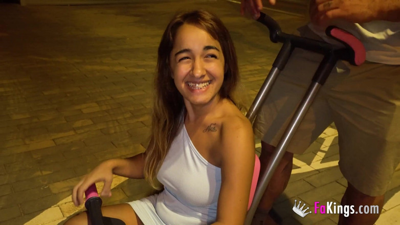 FAKings: Petite Babe Munequita Enfadada Tries the Marvels of Hardcore Sex!