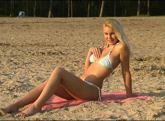 Flash Model Amateurs: Beautiful blonde girl getting naked on the beach