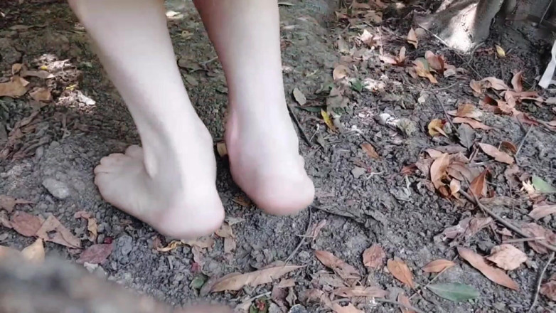 Kitty_Cross: La carina trans si spazzola la gonna prima di uscire