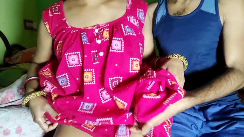 Indiansexqueen: Bengalische muschi fingern mit stöhnen und pissen