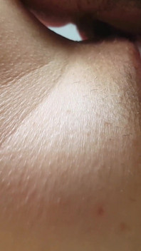 Aku akan mengontrol kontolmu saat kau kencing. Crot di dalam memekku dan bersihin memekmu sendiri. Cewek sange ini lagi asik orgasme - close up