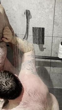 Nevlastní medvědi šukají bez sedla ve sprše