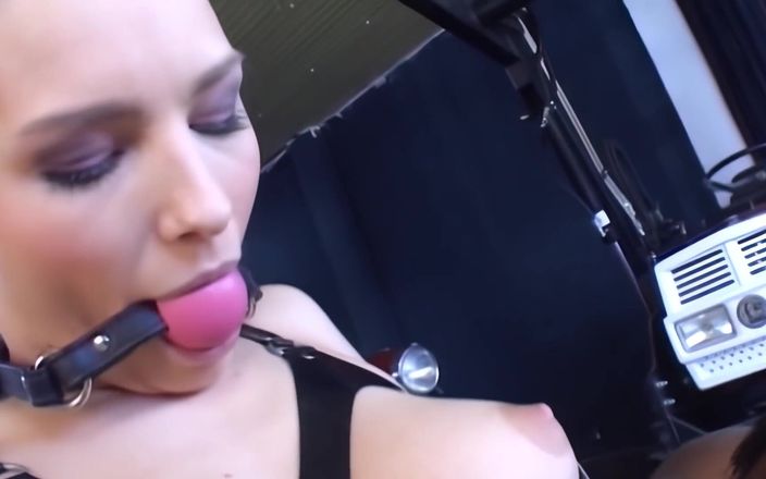 Anal lover: Чорний великий член трахає тугу мокру пизду в дупу