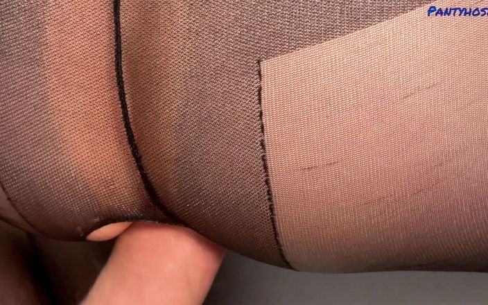 Pantyhose me porn videos: Pantat bahenol tante seksi dengan stoking hitam ini dientot habis-habisan...