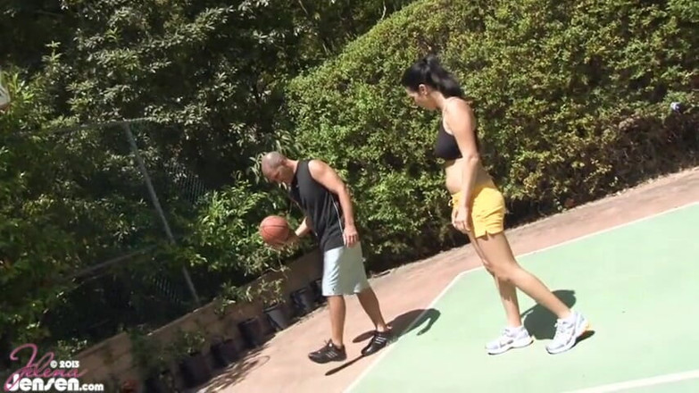 Jelena Jensen: Jelena Jensen heet poesje eten op een basketbalveld!