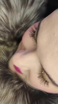 Probándose abrigos de piel con un chico y follar