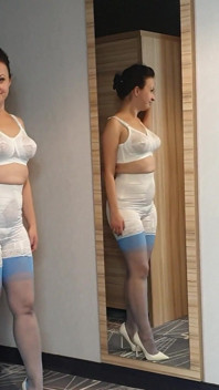 Lingerie vintage con mutandine, proiettile e calze di nylon genuino.