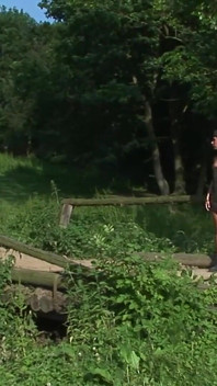Une bombasse sexy suce et baise dans la nature