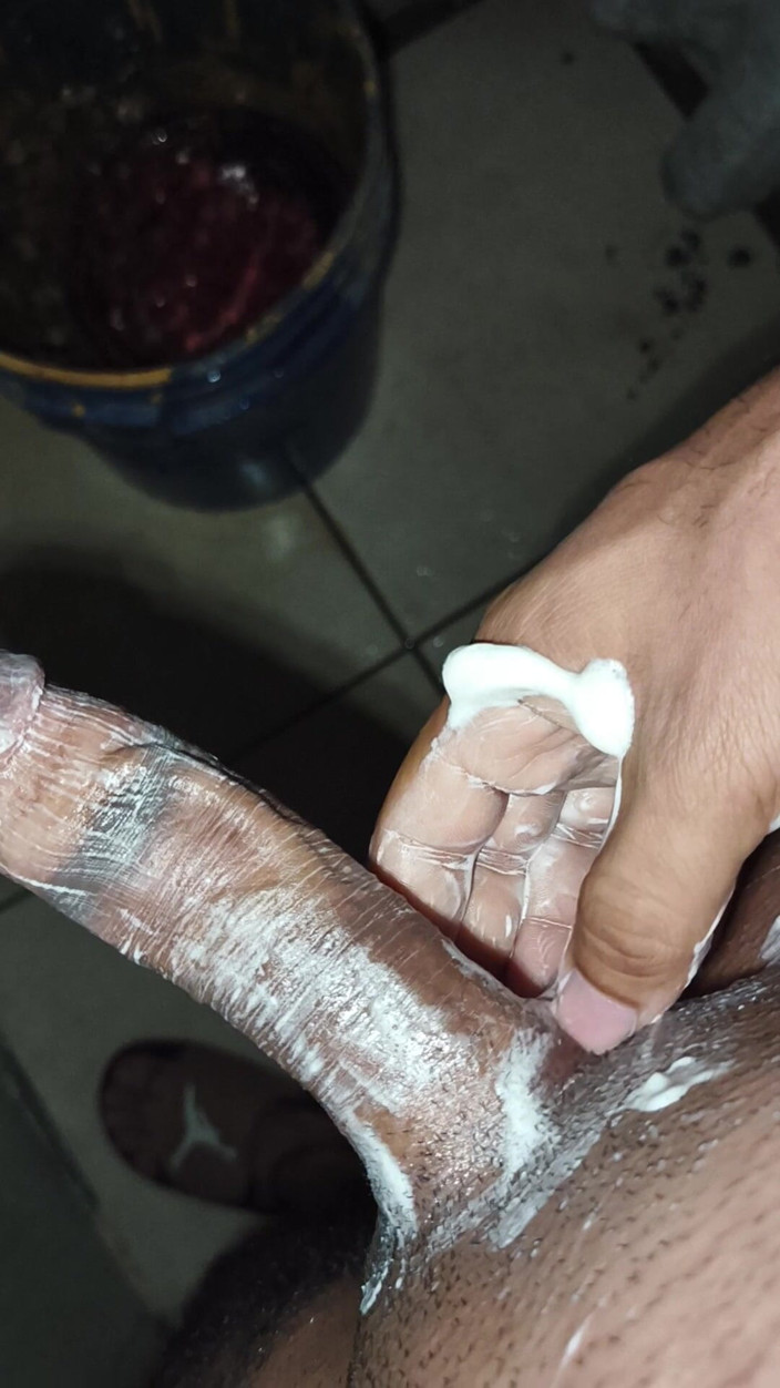 Cute boy jerks off: Schlanker mann grapscht sich im badezimmer, während er Spanien gegen...
