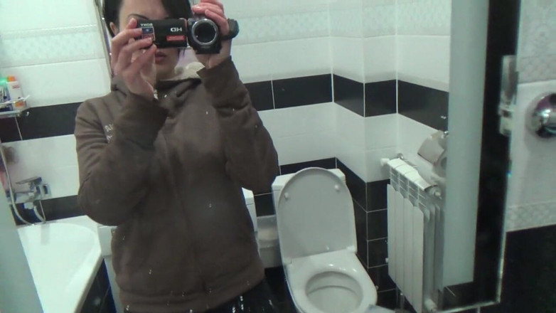 Sexy Milf: Pissing on the toilet long and a lot after long...