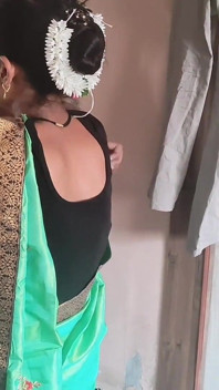 Hintli evli kadın yeşil sari içinde hazırlanıyor. Bölüm 1
