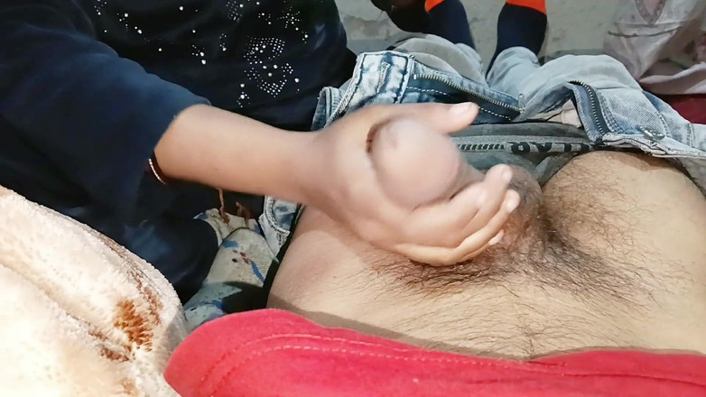 Sexy_girl_nehu: 남매는 선명한 힌디어 목소리로 시누이의 쪼이는 보지를 따먹고 두꺼운 흑인 페니스도 빨아주게 했습니다.