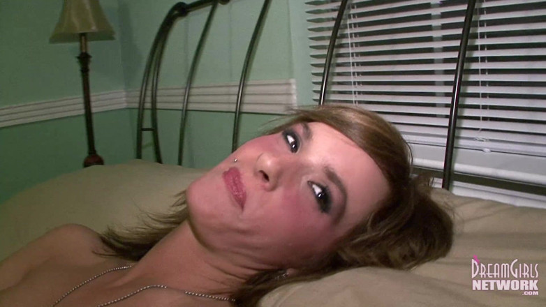 Dream Girls: Sweet chick shows us her nice body