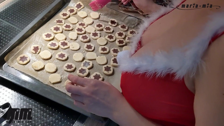 Maria Mia: Bake cookies, strip and blow your dick