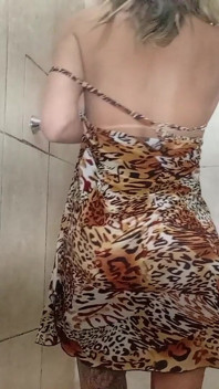 Această MILF a decis să facă un duș foarte obraznic masturbându-se și arătând în fața camerei o fată fierbinte și obraznică