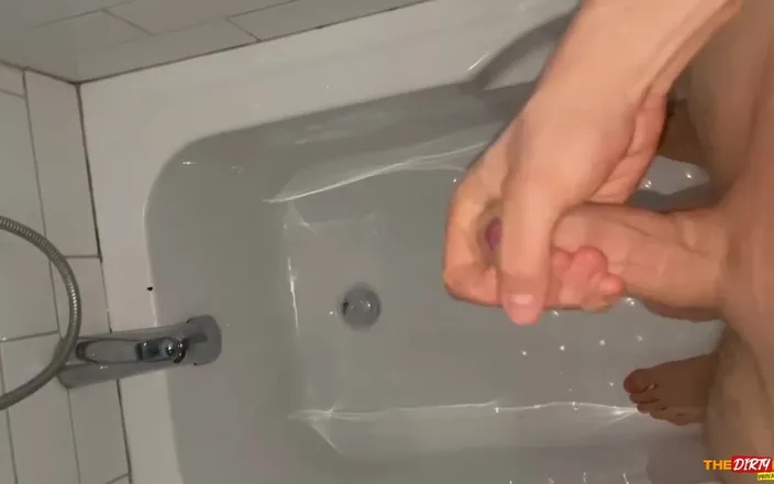 DirtyAndyPrivate: Quickly Handjob in the Bathtub