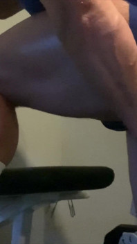 Consolador anal follando en el gimnasio