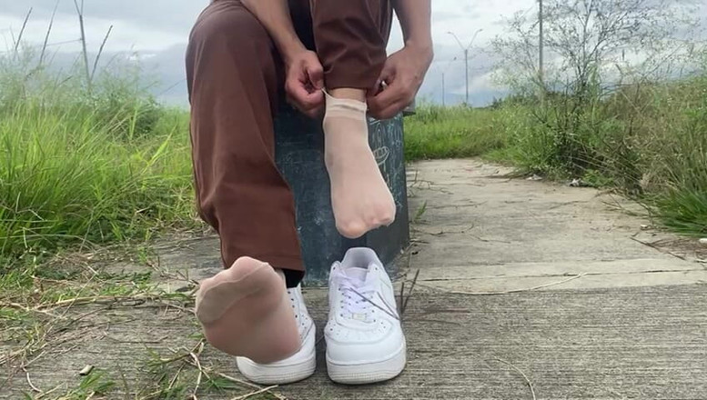 Mr Feet Colombia: ZE LAAT HAAR SCHOENEN SCHEREN IN HET OPENBAAR EN TREKT...