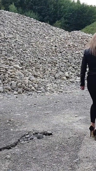 Oma Wandert in Engen Leggings Und High Heels in Einer Kieselgrube Herum!