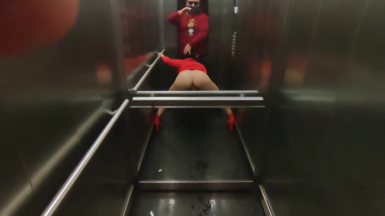 DedeDeville: Velmi riskantní sex ve výtahu se sexy sousedkou Dadou Deville